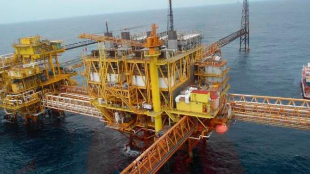 El petróleo acentúa su desplome y pierde 7%