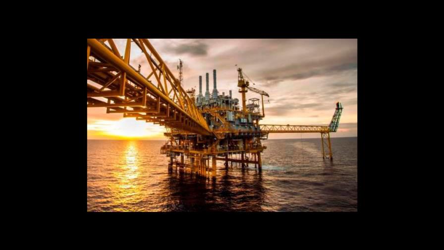 Petróleo sube por esperanza de vacuna y antes de reservas en EEUU