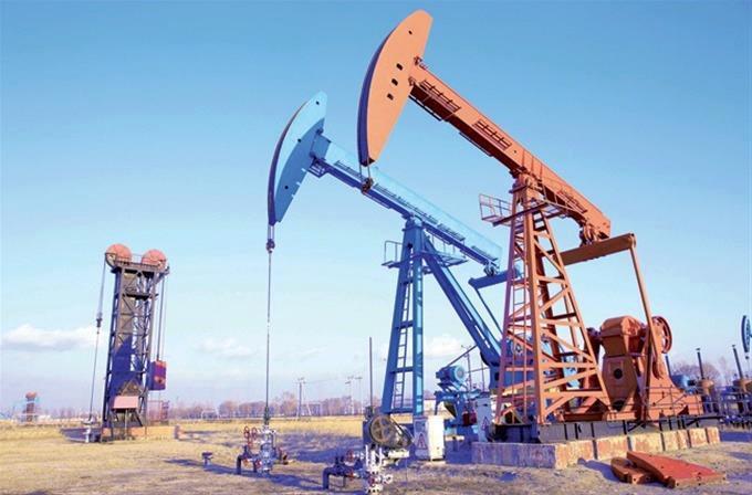 El petróleo de Texas cae un 2 % por alza en reservas y temor a COVID-19
