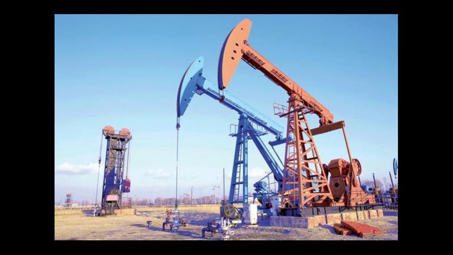 El petróleo de Texas cae un 2 % por alza en reservas y temor a COVID-19