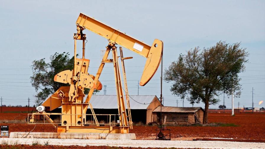 El petróleo de Texas abre con alza del 0.92 % aupado por debilidad del dólar