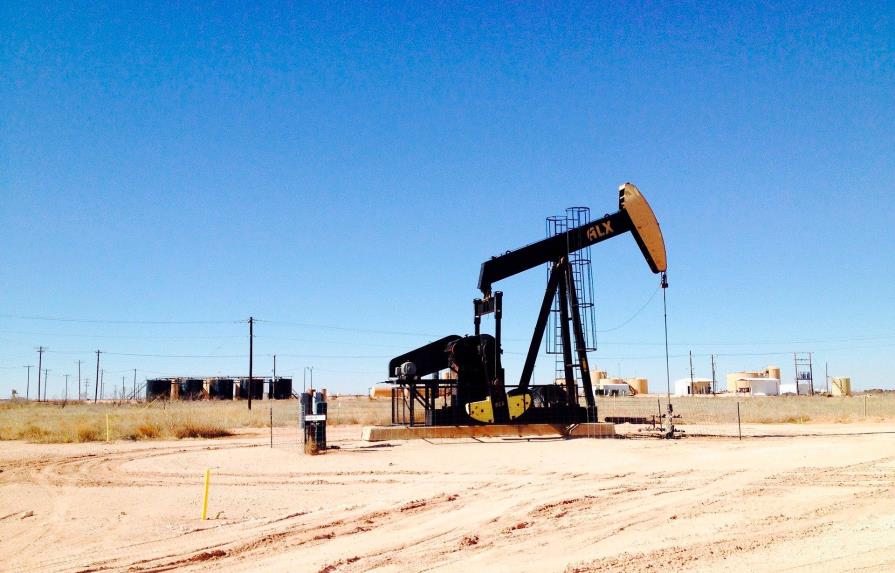 El petróleo de Texas abre con un alza del 1.01 %, hasta 52.78 dólares