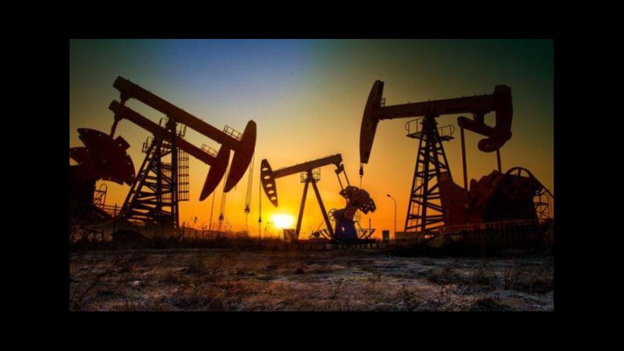 El petróleo de Texas cierra con una caída del 3.42 % hasta los 63.82 dólares El petróleo de Texas cierra con una caída del 3.42 % hasta los 63.82 dólares