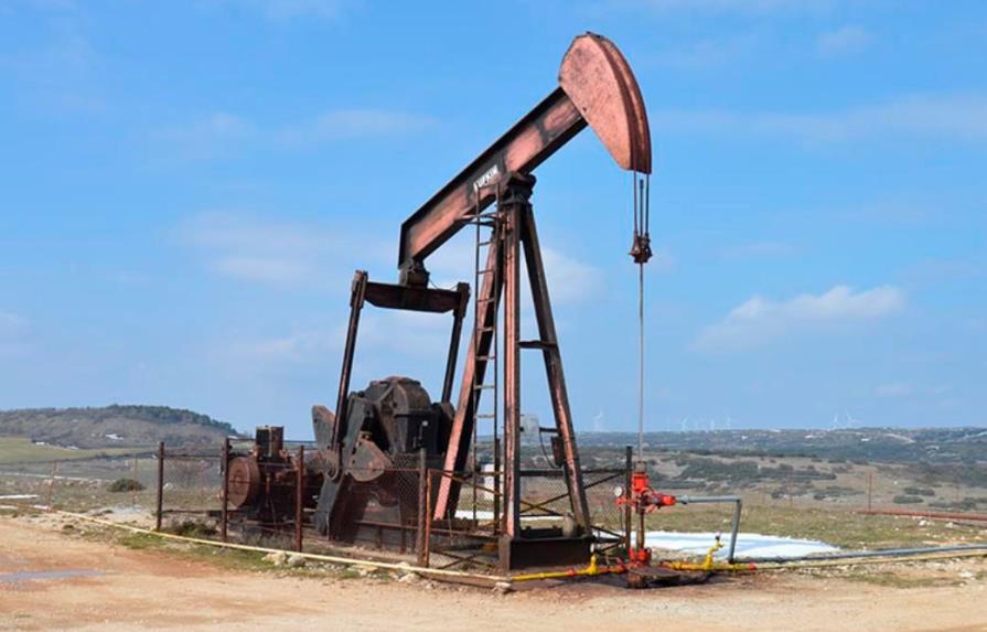 El petróleo de Texas baja un 1.7 % y cierra en 65.46 dólares el barril