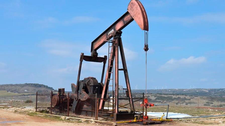 El petróleo de Texas baja un 1.7 % y cierra en 65.46 dólares el barril