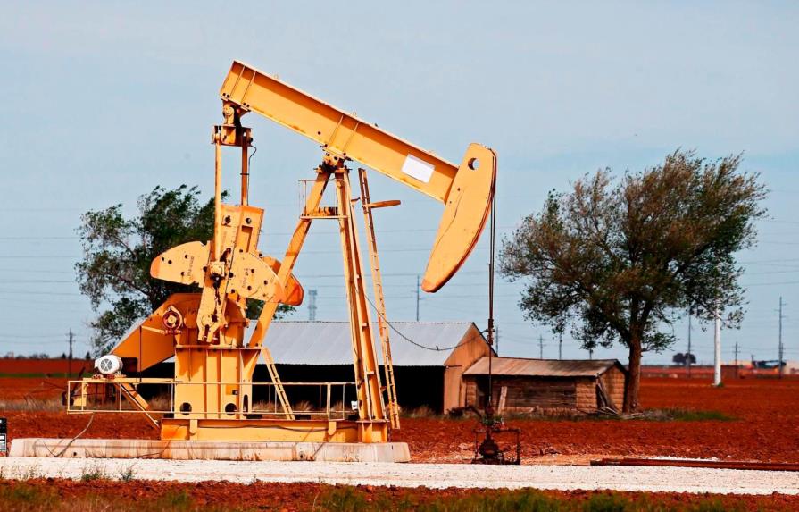 El petróleo de Texas se dispara un 5.6 % y cierra a 65.64 dólares el barril