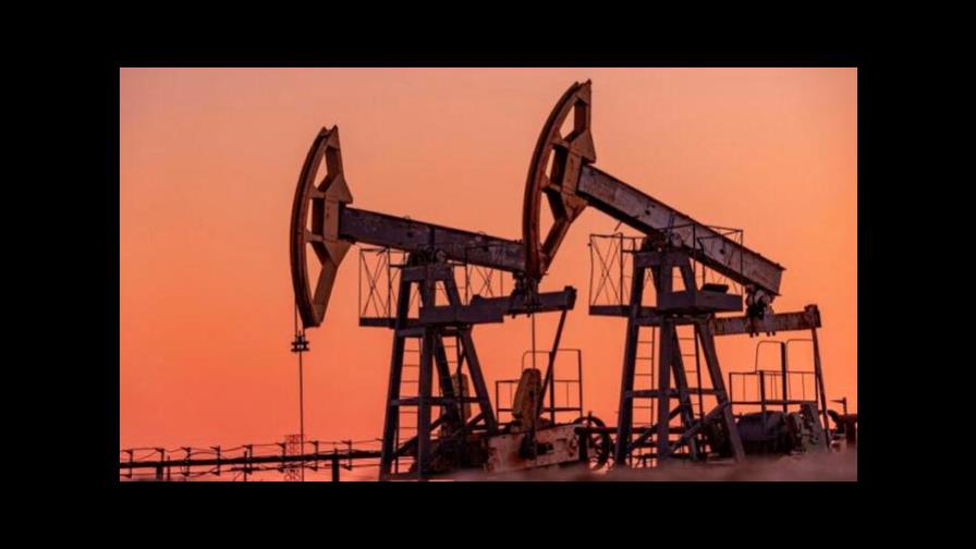 El petróleo de Texas baja un 2.4 % y cierra en los 82.66 dólares el barril