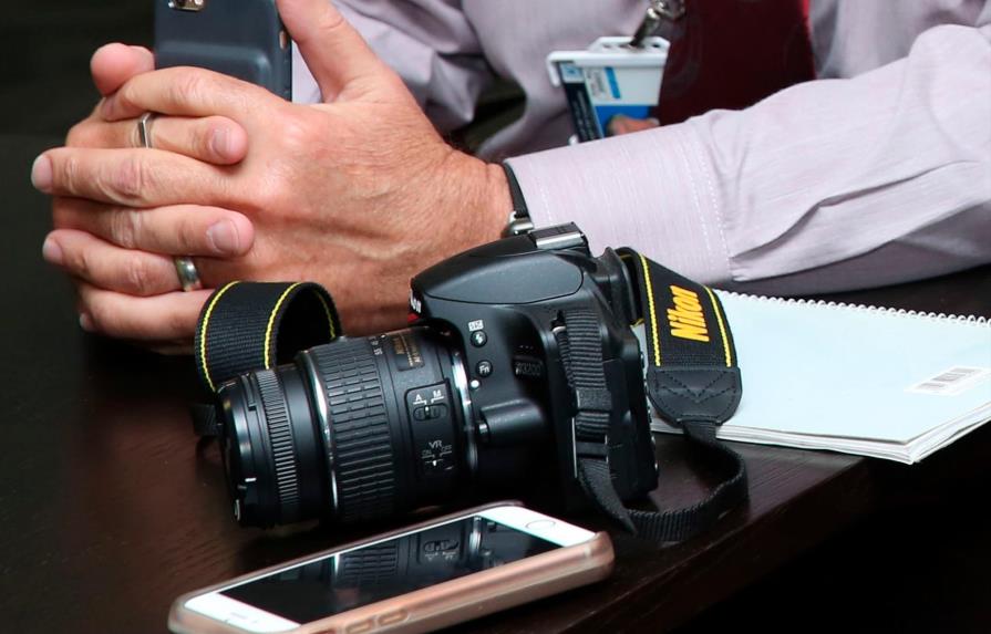 EFE ve insuficiente devolver solo dos credenciales a sus periodistas en Cuba