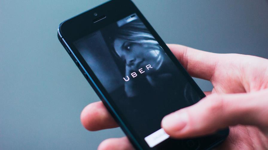 Mujer de 55 años trata de estrangular y muerde a chofer de Uber en Florida