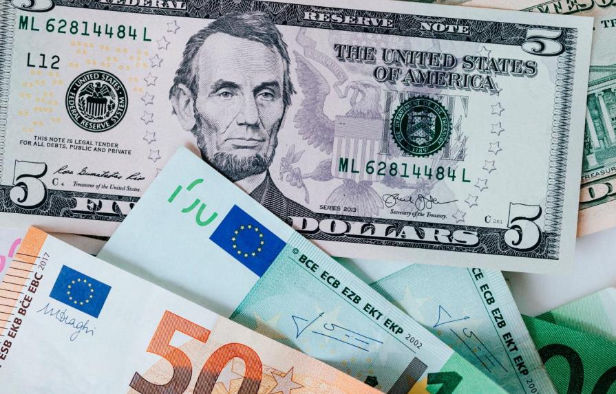 El euro baja tras el repunte de la deuda del Tesoro estadounidense