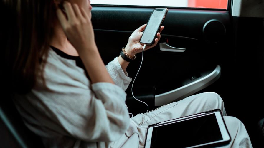 Ocho podcasts locales para escuchar en medio de un tapón