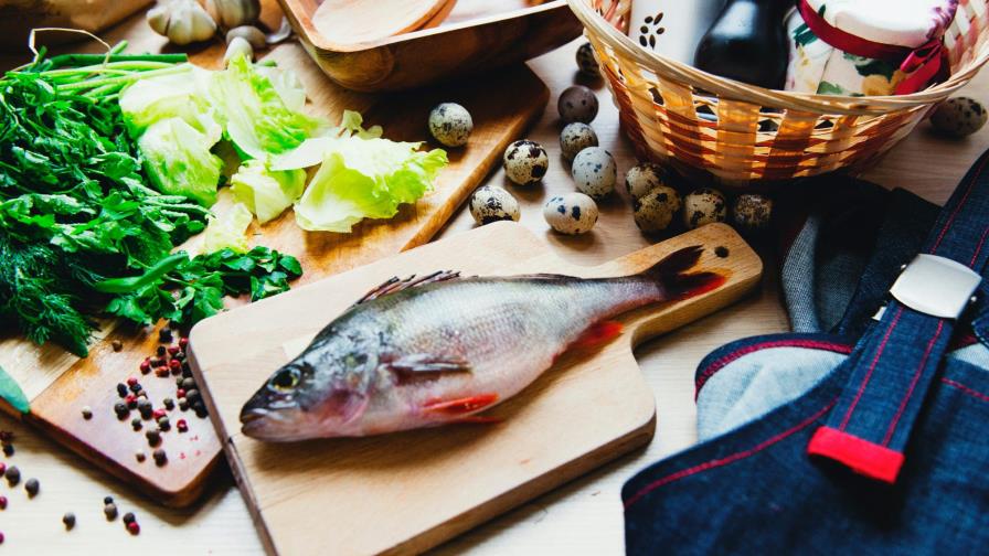 Así puedes quitar el olor a pescado de tu cocina