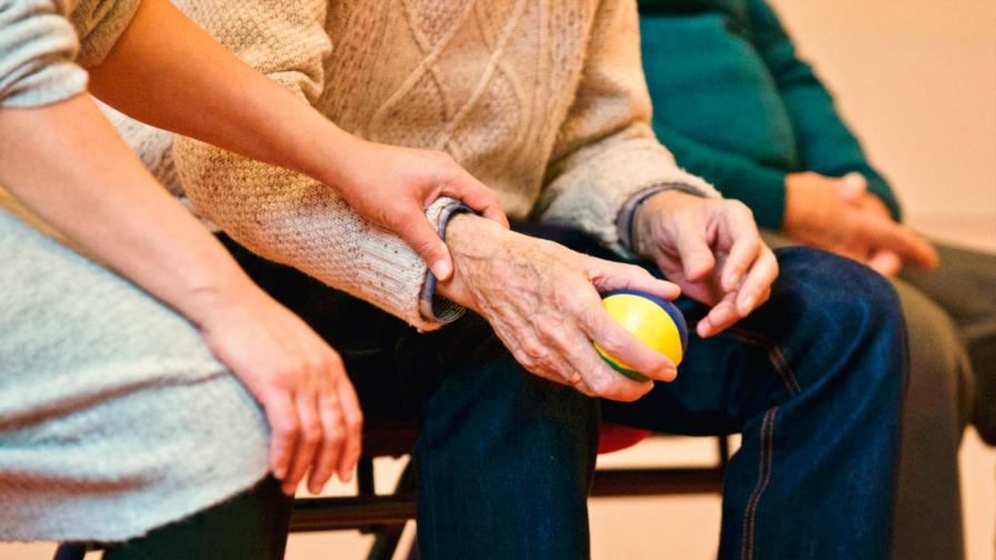 Mueren 8 ancianos por brote de COVID en asilo en Connecticut