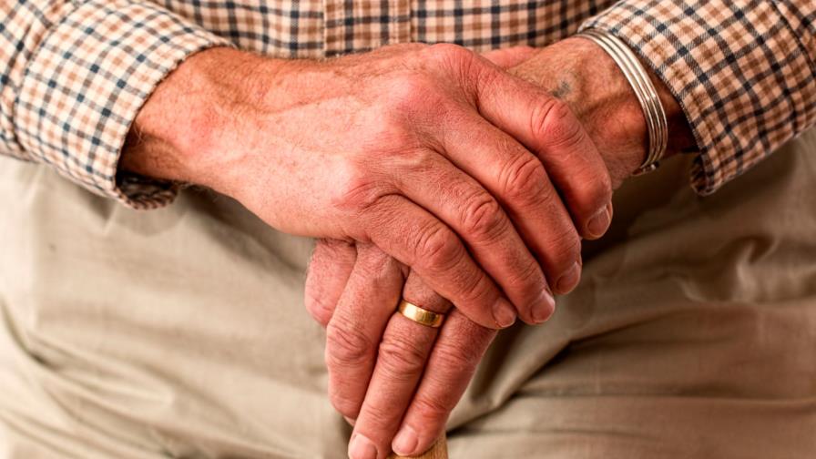La reinfección por COVID-19 es “rara”, pero más común en mayores de 65 años