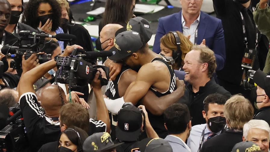 Los Bucks de Milwaukee vencen a los Suns de Phoenix y se coronan en la NBA por primera vez en 50 años