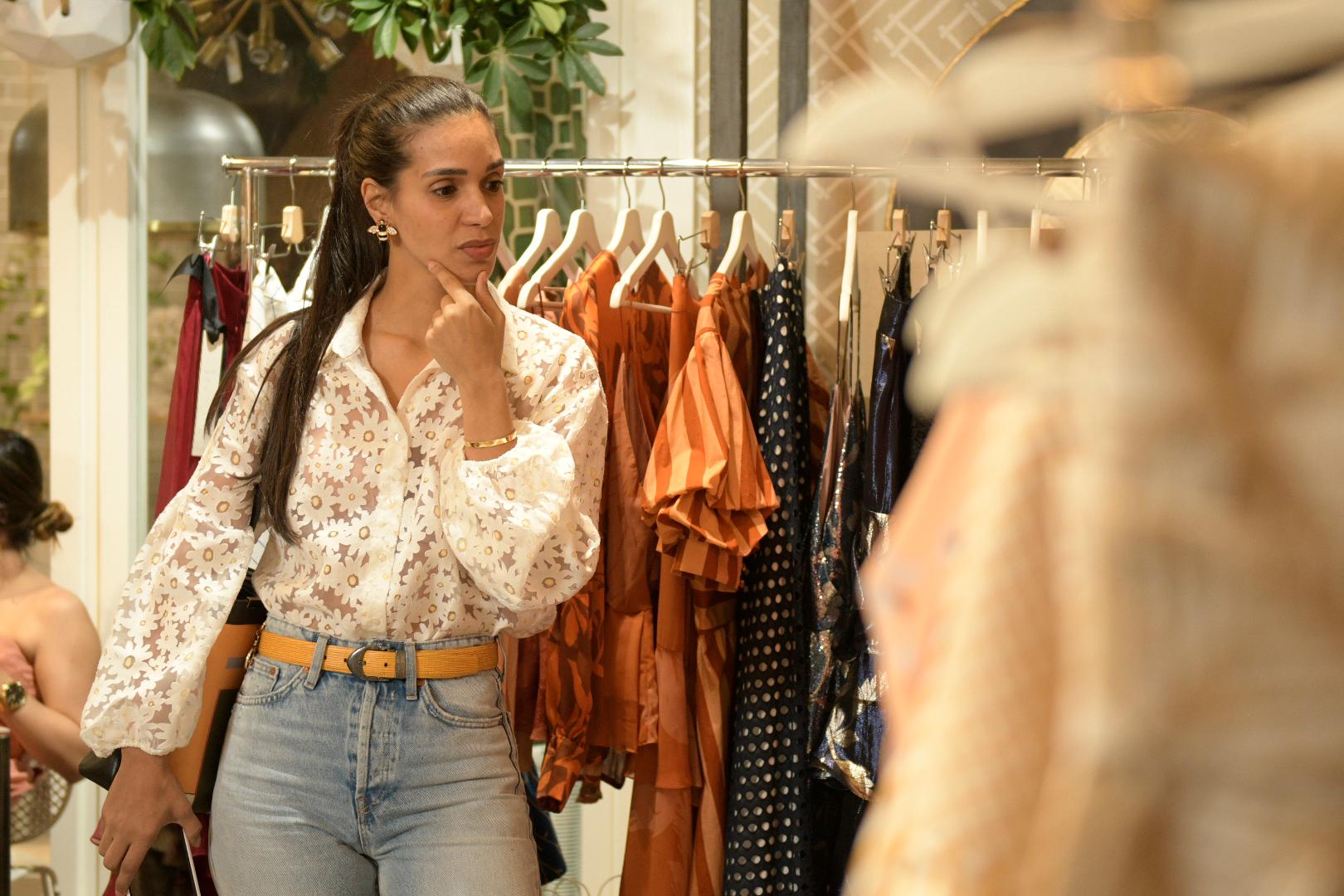 Aurora Pérez se lo piensa... ¿cuántas bellas piezas se querrá llevar?