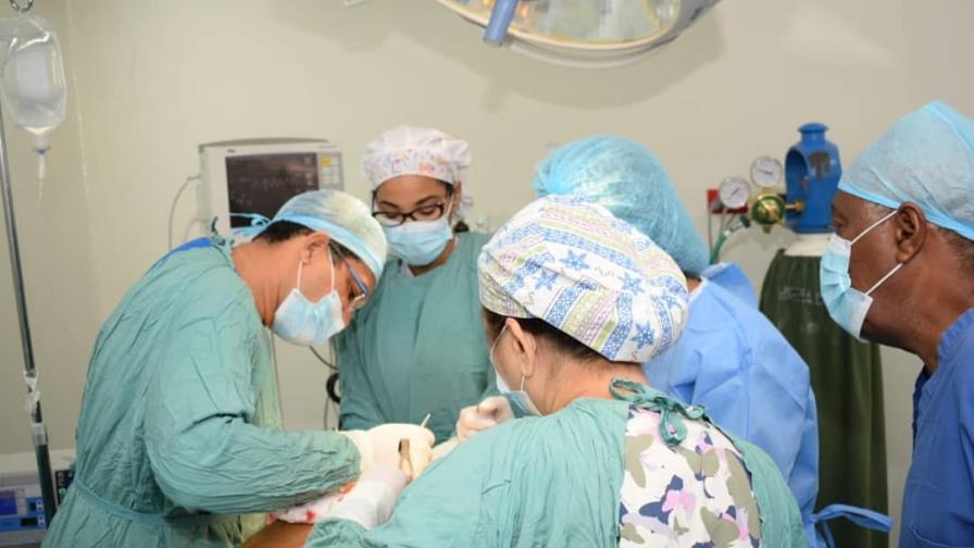 Mujeres sobrevivientes de cáncer de mama son beneficiadas con cirugía por el Plan Social 