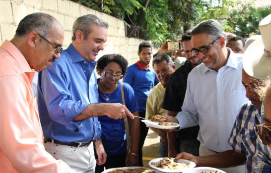 Políticos aprovechan la Navidad para mostrar su lado festivo y solidario