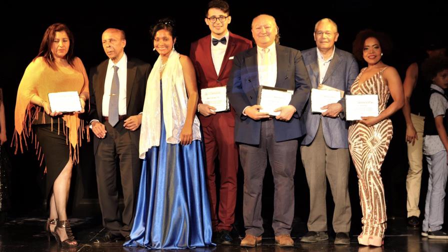 Oftalmólogo dominicano recibe máximo galardón en premiación española