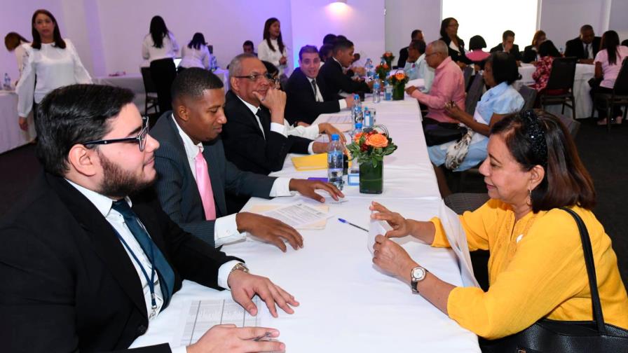 Entregan más de 710 millones de pesos a 1,367 maestros jubilados