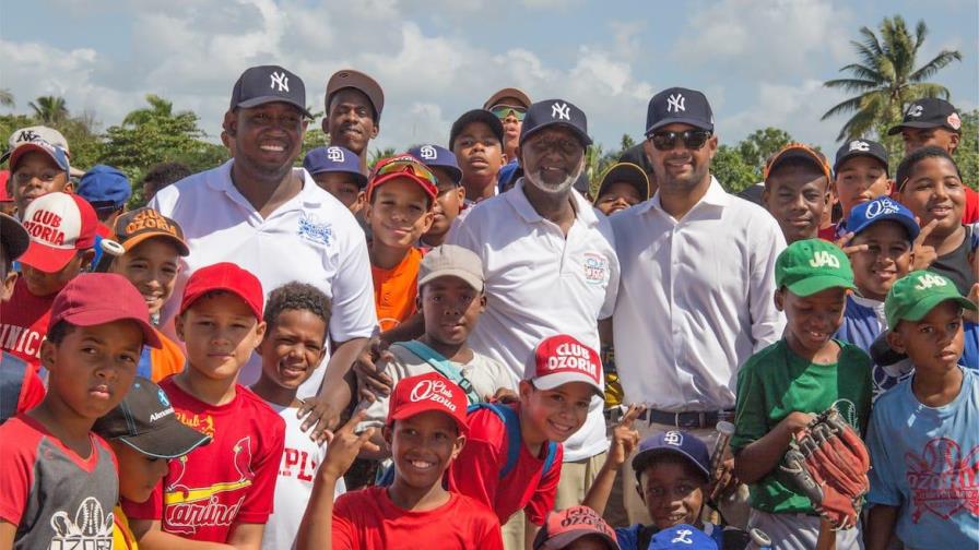 Los Yankees remozan estadio de la Liga Ozoria en Boca Chica Los Yankees remozan estadio de la Liga Ozoria en Boca Chica