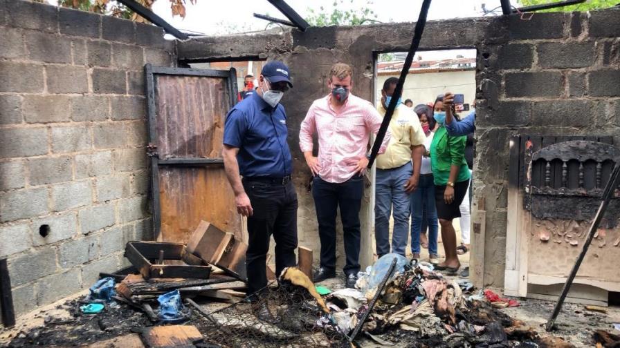 Gonzalo Castillo dispone reconstruir cuatro viviendas quemadas en el Distrito Nacional