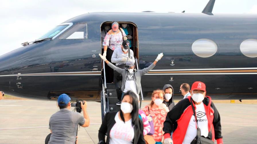 Regresan al país 15 dominicanos que estaban varados en Venezuela Regresan al país 15 dominicanos que estaban varados en Venezuela