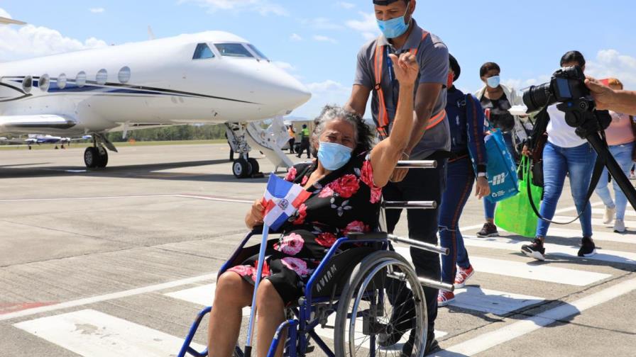 Gonzalo trae a 11 dominicanos enfermos que estaban varados en Panamá