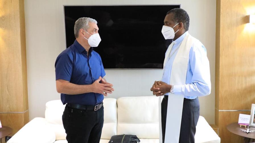 Gonzalo Castillo entrega 30 mil mascarillas al padre Montaño para distribuirlas en San Carlos Gonzalo Castillo entrega 30 mil mascarillas al padre Montaño para distribuirlas en San Carlos