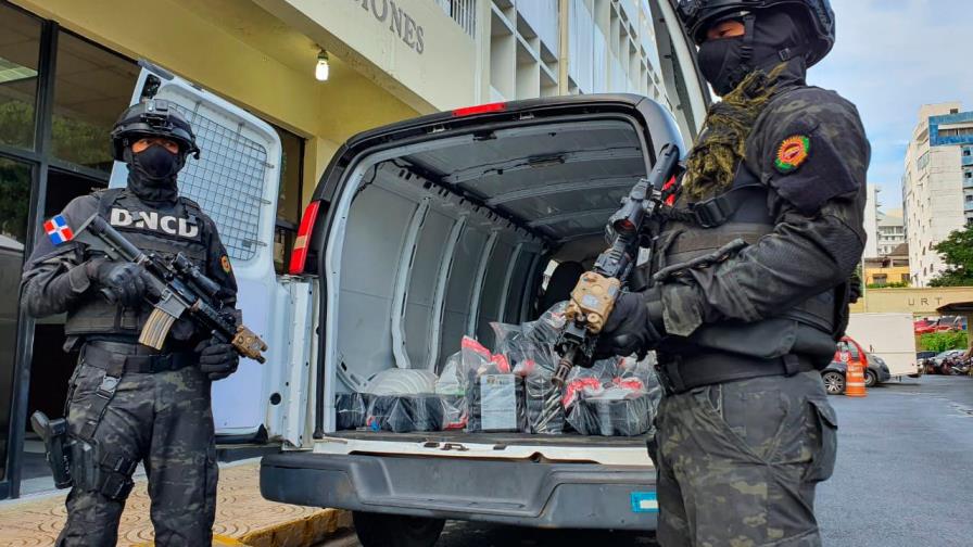 Apresan ocho dominicanos durante decomiso de 121 paquetes de droga en Barahona 