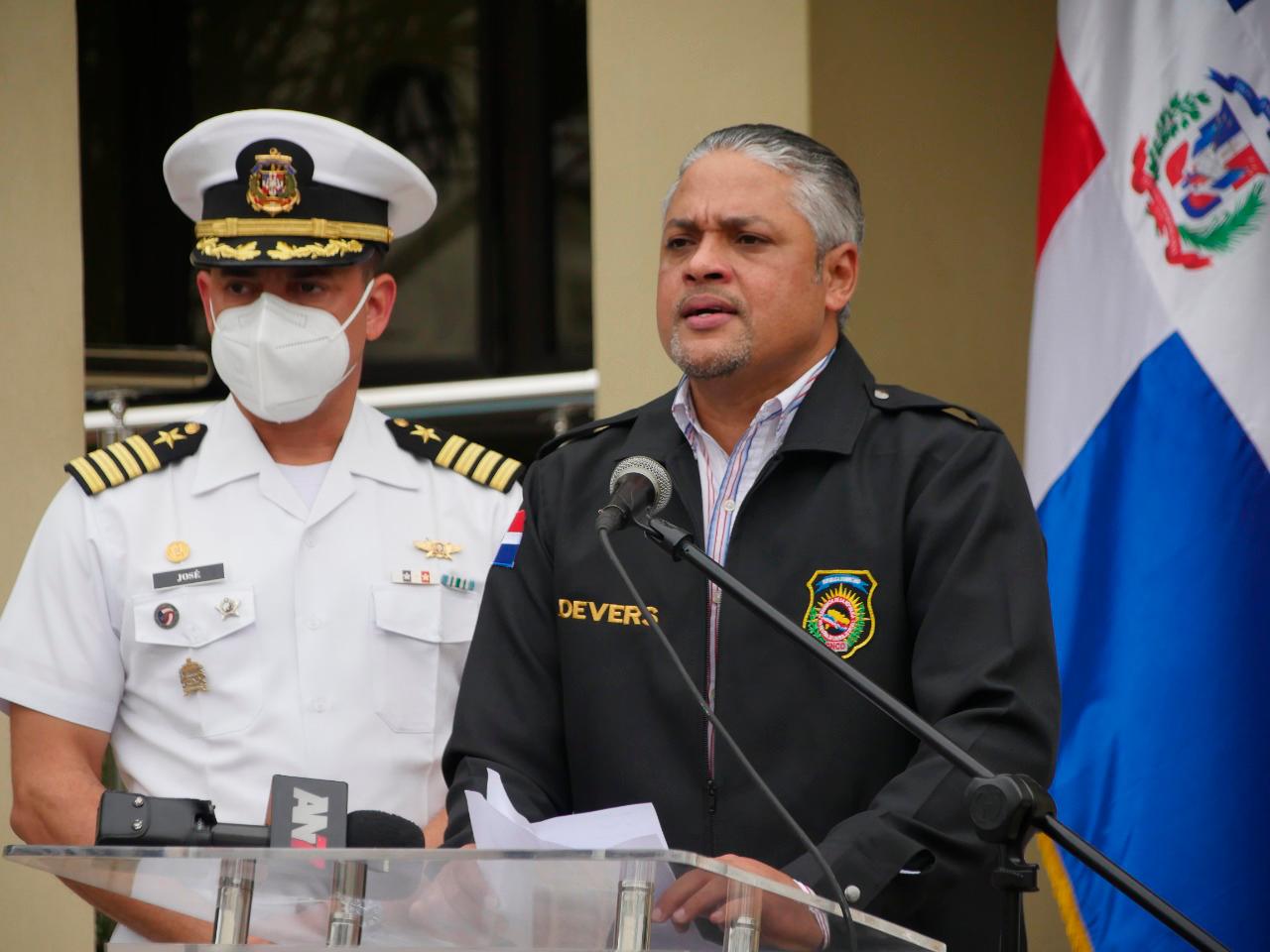 El vocero de la Armada, capitán de navío José Vásquez (i), y Carlos Devers, vocero de la DNCD.