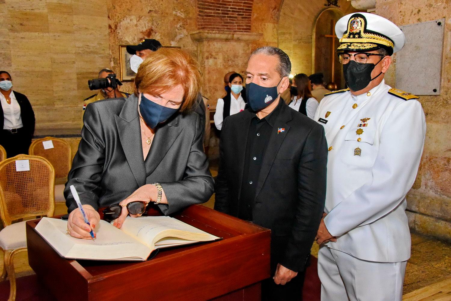 Carmen Heredia, ministra de cultura junto a Juan Pablo Uribe, presidente de la Comisión Nacional de Efemérides Patrias