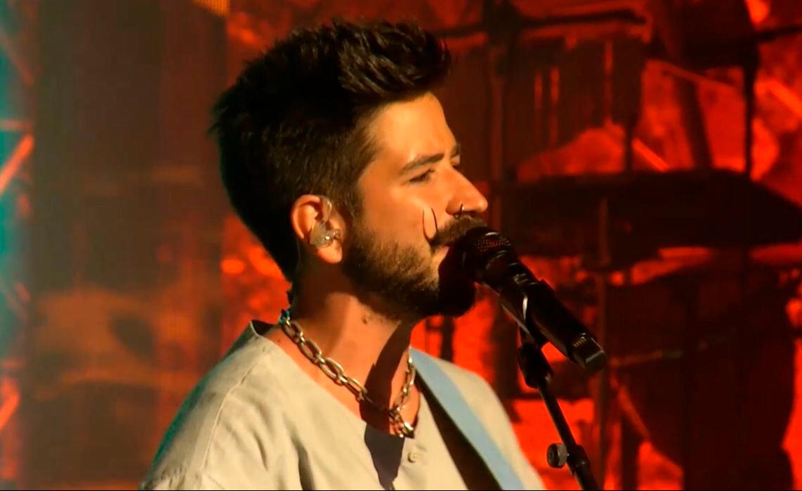 Camilo interpretó junto a sus cuñados Mau y Ricky cantaron con mucha complicidad “La boca”,