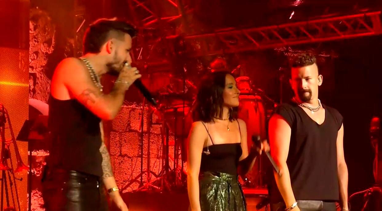 Evaluna, Ricky y Mau, en escena