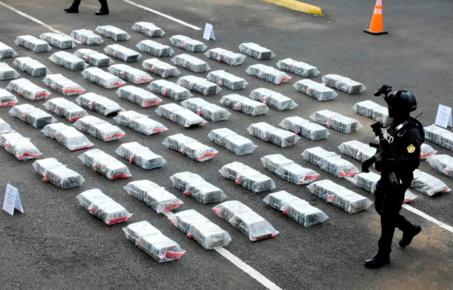 Autoridades decomisan 900 paquetes de droga introducida al país en lancha rápida 