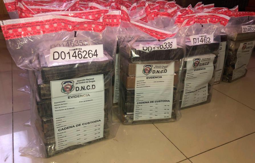 Apresan a dos hombres y ocupan 97 paquetes de supuesta cocaína en Santo Domingo Este 