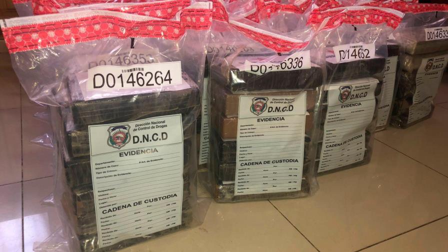 Apresan a dos hombres y ocupan 97 paquetes de supuesta cocaína en Santo Domingo Este 