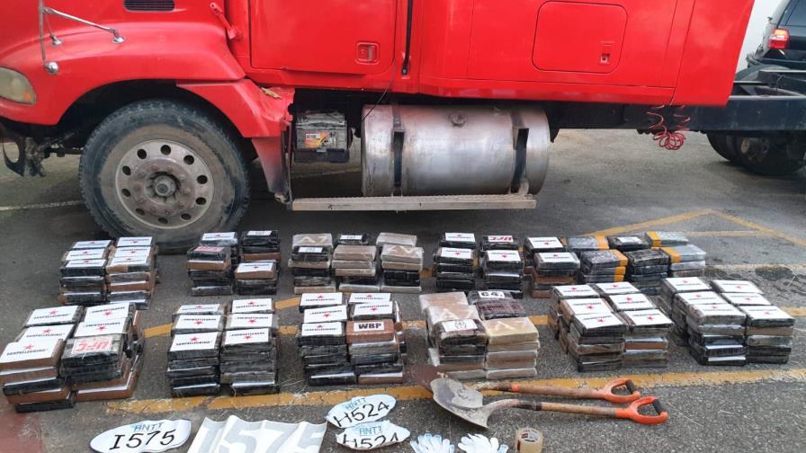 La DNCD apresa dos y ocupa 318 paquetes de cocaína en Boca Chica