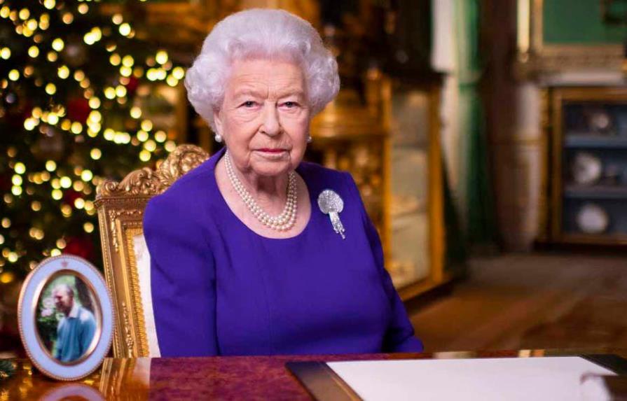 Isabel II celebra sus 69 años en el Trono británico confinada en Windsor