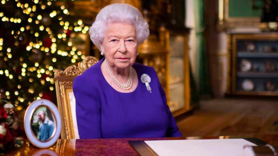 Isabel II celebra sus 69 años en el Trono británico confinada en Windsor