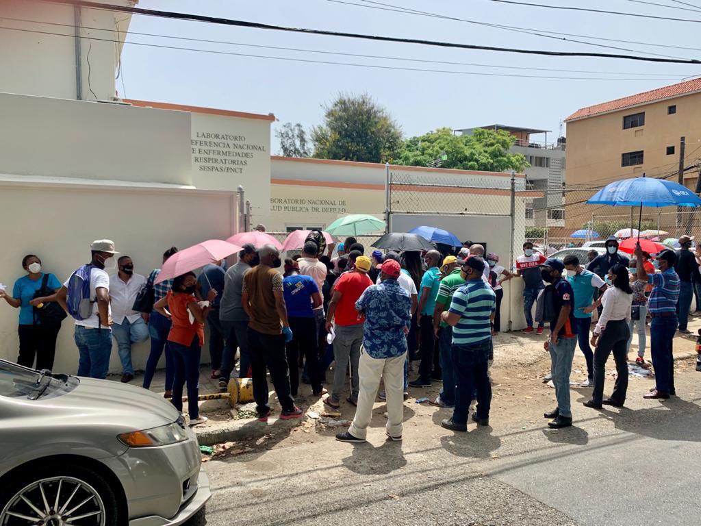 El Laboratorio Nacioanal Doctor Defilló se convirtió en un foco de contagio, debido a la gran cantidad de personas que se aglomeraban en busca de resultados. (Foto: Diario Libre/ Pedro Bazil)