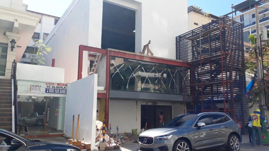 Vecinos de Piantini denuncian construcción irregular en la zona