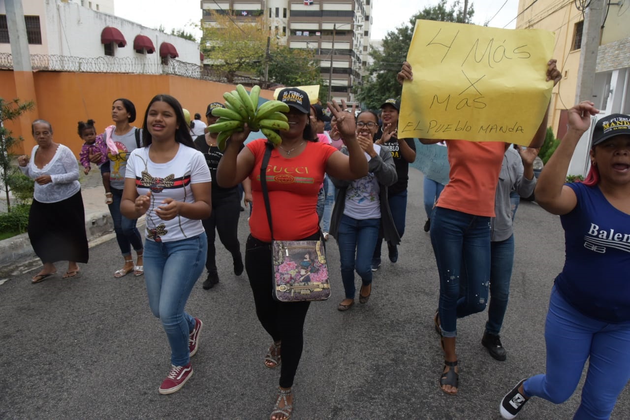 Mujeres que se manifiestan frente a la residencia del presidente Danilo Medina este miércoles 27 de febrero de 2019, horas antes de su rendición de cuentas en el Congreso Nacional.