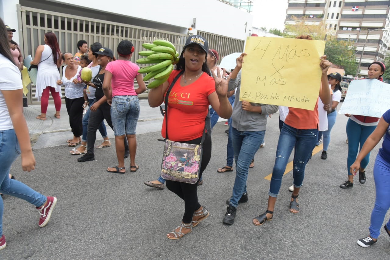 Otro grupo de ciudadanos perteneciente al Movimiento El Pueblo Manda se congregó  en la intersección de las avenidas Correa y Cidrón y Winston Churchill, portando afiches y coreando consignas a favor de la reelección.