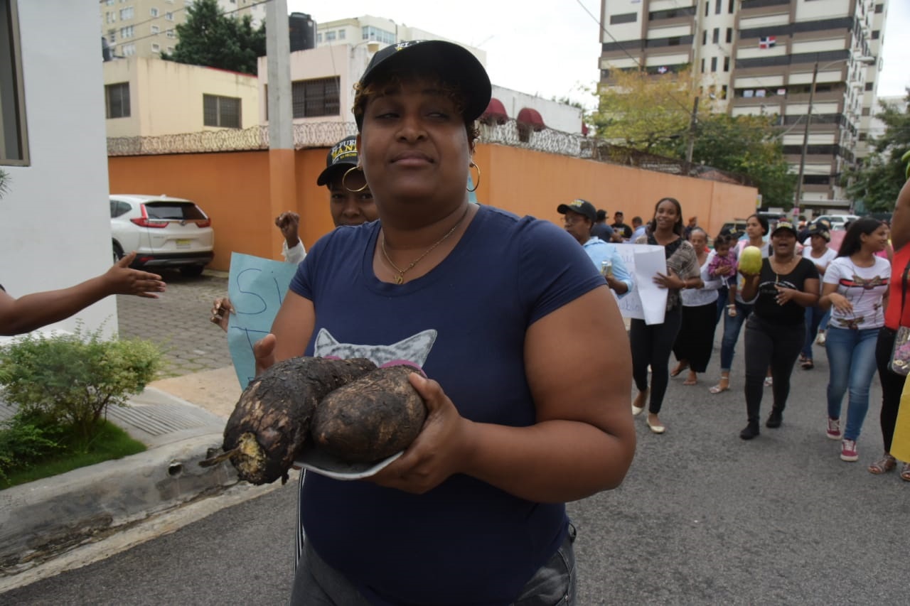 Una mujer con una yuca frente a la residencia del presidente Danilo Medina este miércoles 27 de febrero de 2019, horas antes de su rendición de cuentas en el Congreso Nacional.