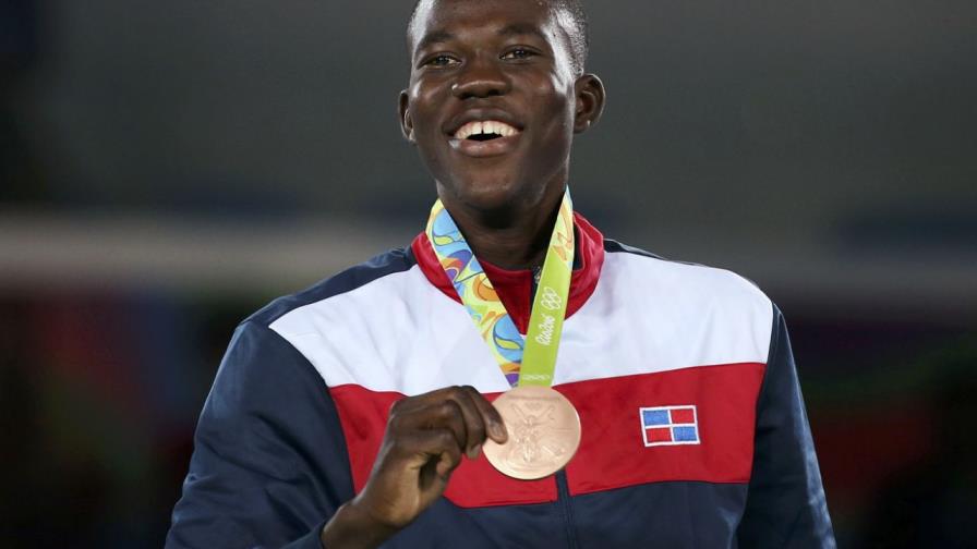 Rompen el vidrio del vehículo de Luisito Pié