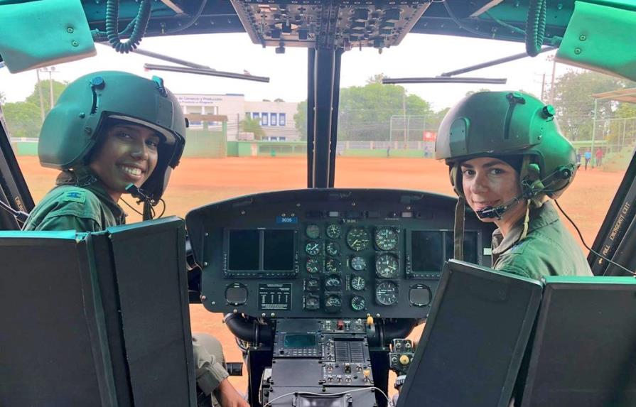 Por primera vez, dos mujeres pilotean un helicóptero de la Fuerza Aérea