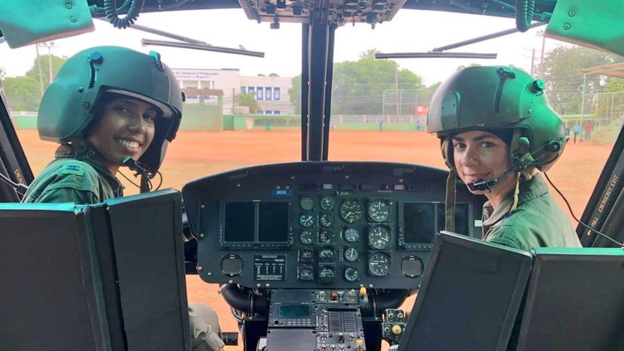 Por primera vez, dos mujeres pilotean un helicóptero de la Fuerza Aérea