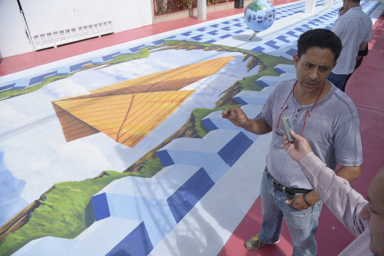 El pintor Julio Tejada, autor de la obra única en su género en República Dominicana.