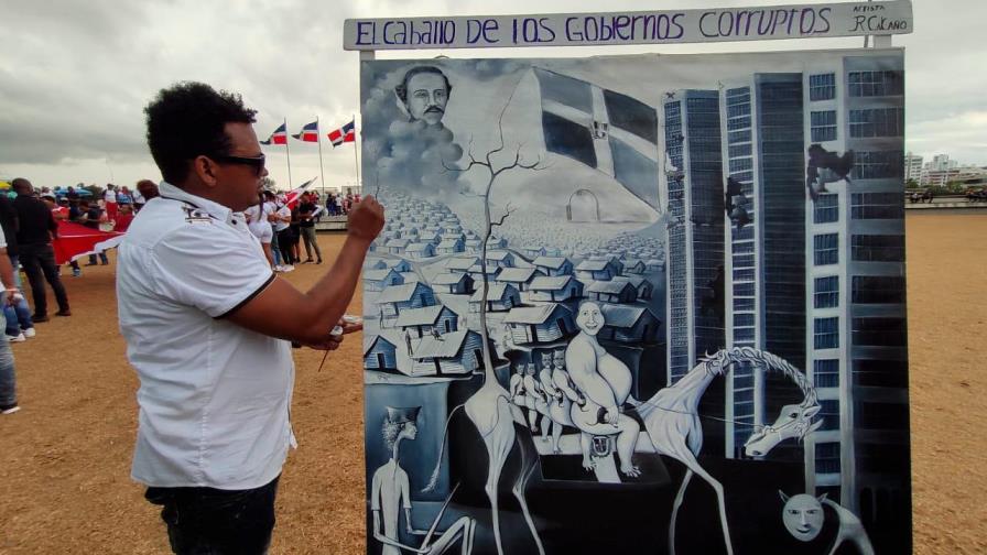 “El caballo de los gobiernos corruptos”, obra pintada frente a la JCE que crítica a autoridades